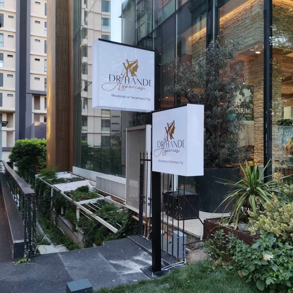 Işıklı Tabela Modelleri 13 Klinik için ışıklı ferforje kare tabela uygulaması