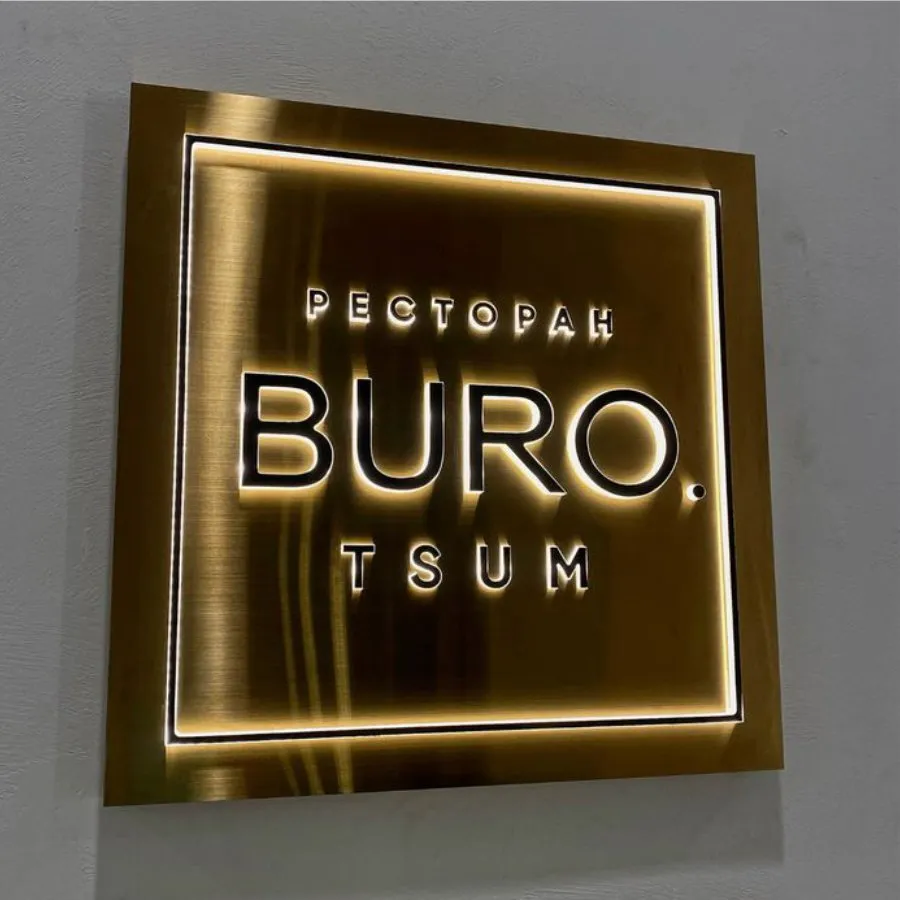 Buro Tsum Restoran için üretilmiş, arkadan LED aydınlatmalı gold fırçalanmış paslanmaz krom kutu harf tabela tasarımı.