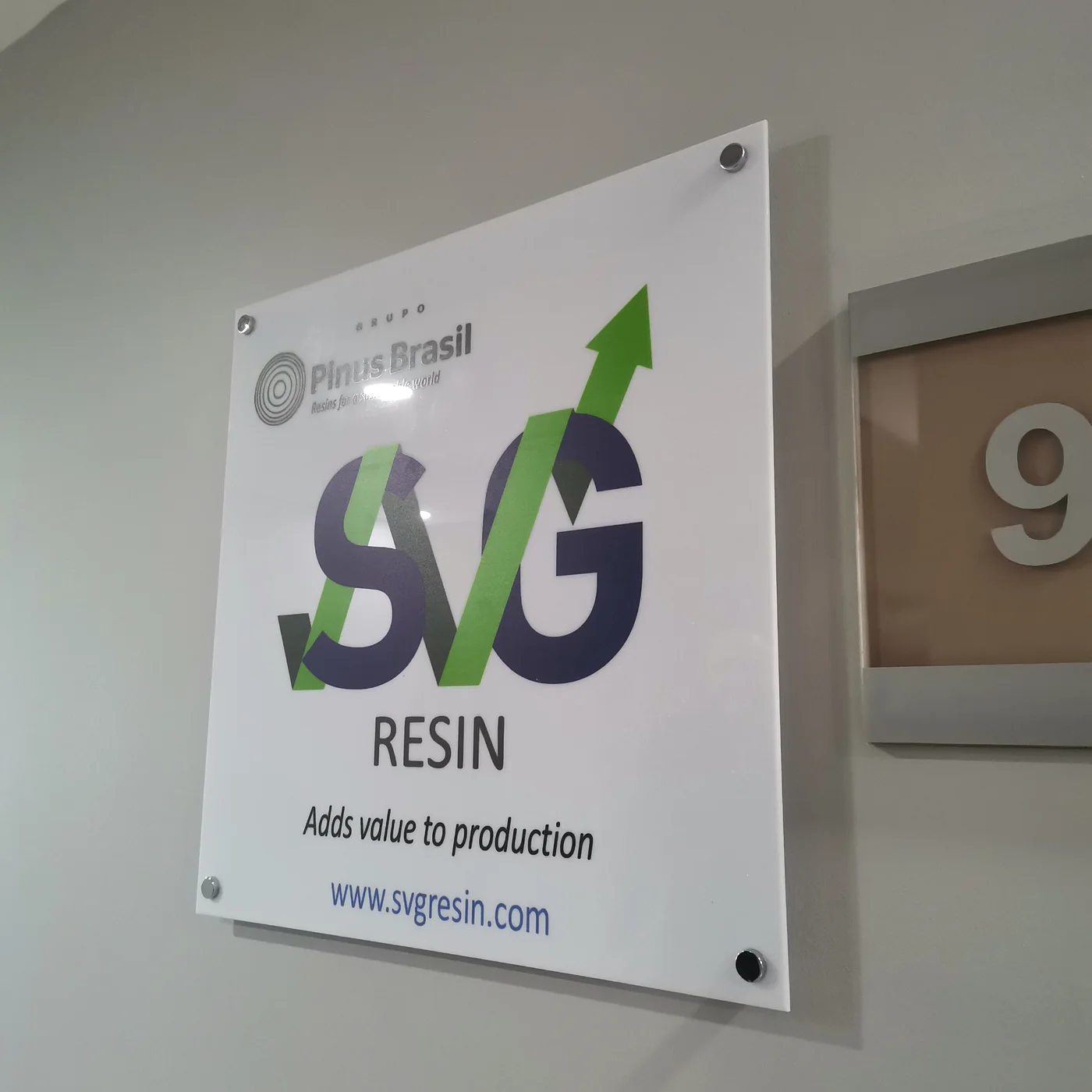 Pleksi Tabela Modelleri 4 Duvara dekoratif vidalarla monte edilmiş pleksi ofis tabelası modeli