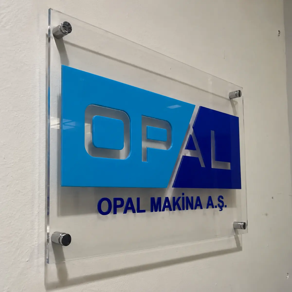 Pleksi Tabela Modelleri 2 Şeffaf pleksi zemin üzerine kabartma logolu kurumsal ofis tabelası